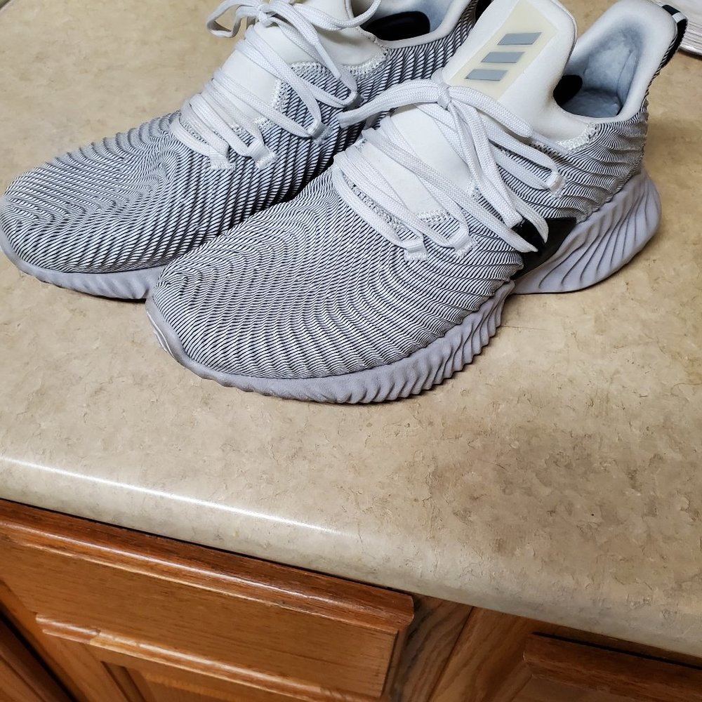 Mens Adidas Alphabounce shoes. 9.5
